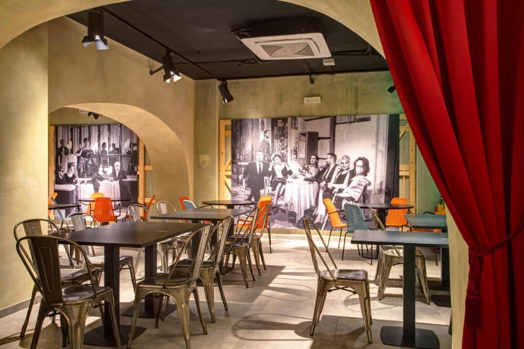 Espace commun de l'auberge de jeunesse MEININGER Roma Termini à Rome.