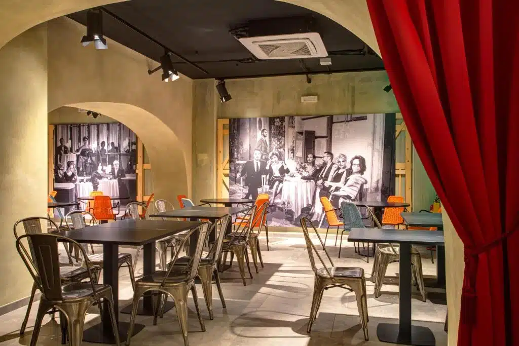 Espace commun de l'auberge de jeunesse MEININGER Roma Termini à Rome.