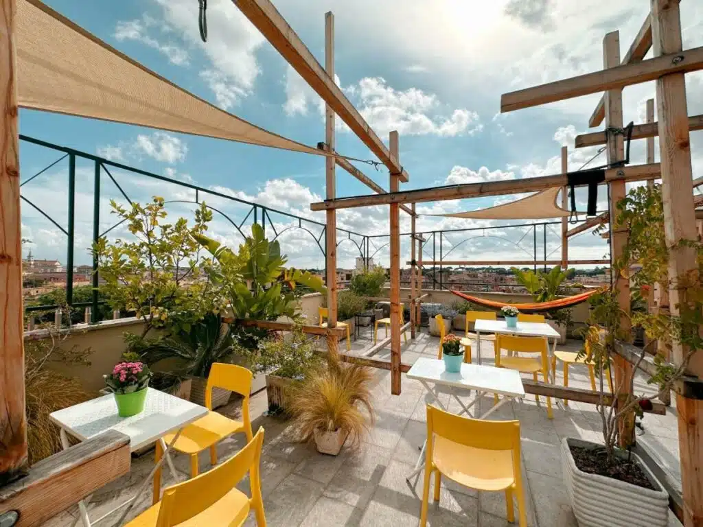 Terrasse en rooftop de l'auberge de jeunesse Ostello Bello Roma Colosseo à Rome