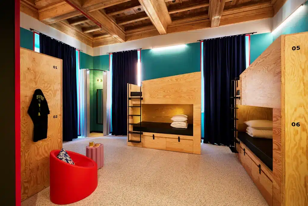 Dortoir de l'auberge de jeunesse JO&JOE Roma à Rome.