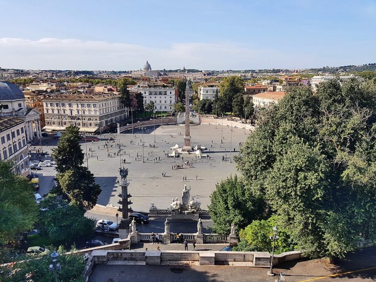 Piazza del popolo dans le quartier chic du nord de Rome - Photo de Valentin Kordes