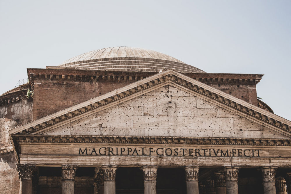 Fronton et toit du Panthéon dans le quartier historique de Rome - Photo de Jorgen Hendriksen