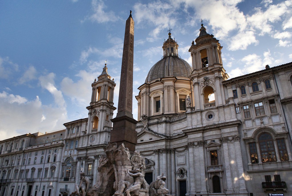 Piazza Navona et église Sainte-Agnès-en-Agone dans le centre historique de Rome.