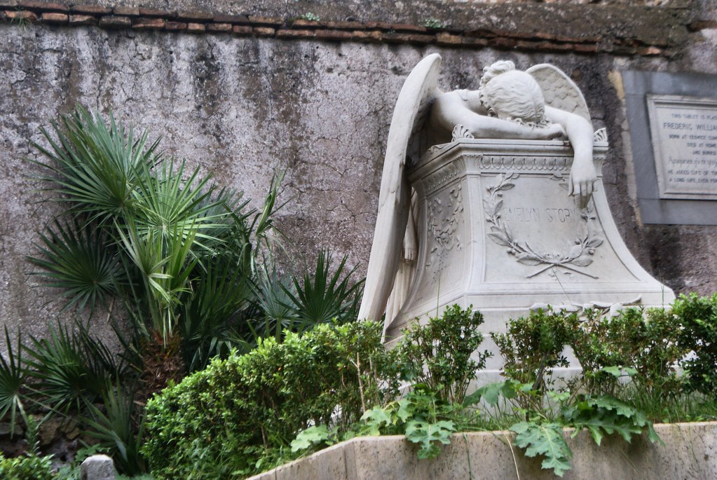 Sculpture d'un ange effondré de tristesse du cimetière protestant ou non-catholique de Rome.