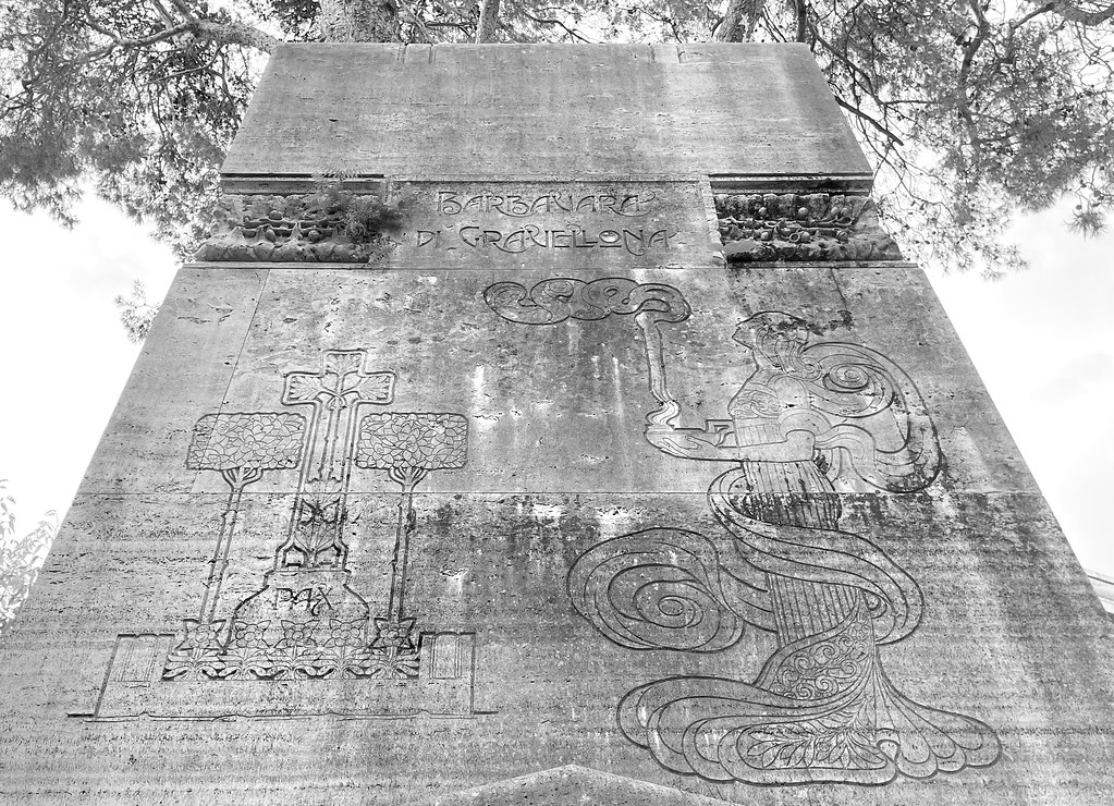 Détails Art Nouveau au Cimetière Verano à Rome.