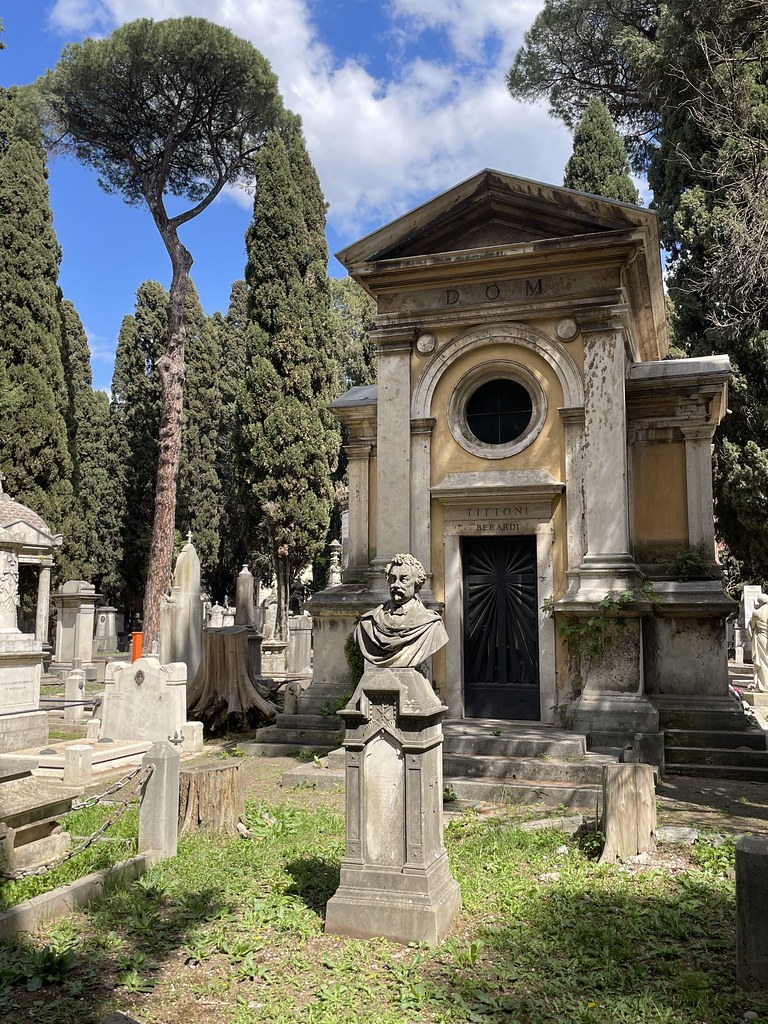 Mausolée néo-classique au Cimetière Verano à Rome.