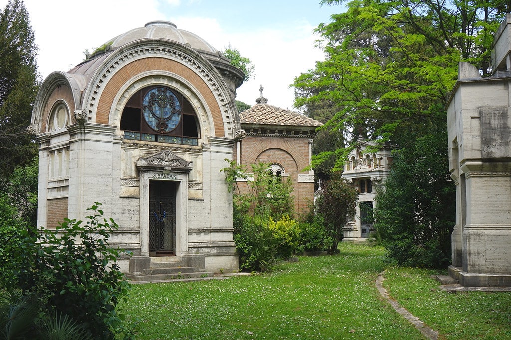 Mausolées au Cimetière Verano à Rome.