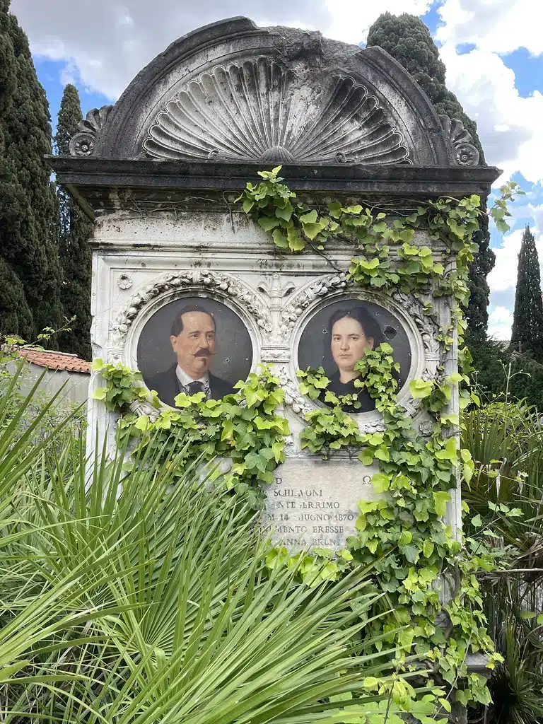 Portrait émaillé par Filippo Severati au Cimetière Verano à Rome.