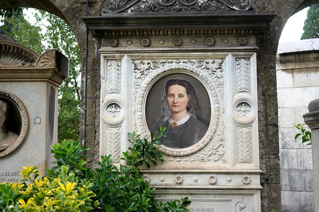 Portrait émaillé par Filippo Severati au Cimetière Verano à Rome.