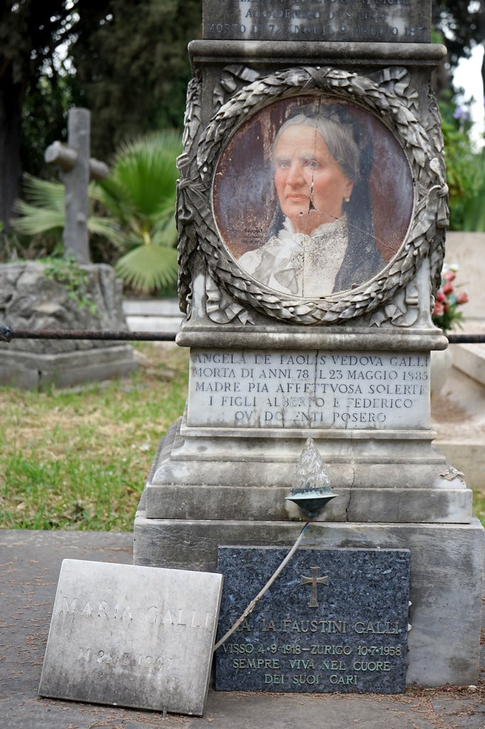Portrait émaillé par Filippo Severati au Cimetière Verano à Rome.
