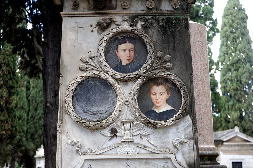 Portrait émaillé par Filippo Severati au Cimetière Verano à Rome.