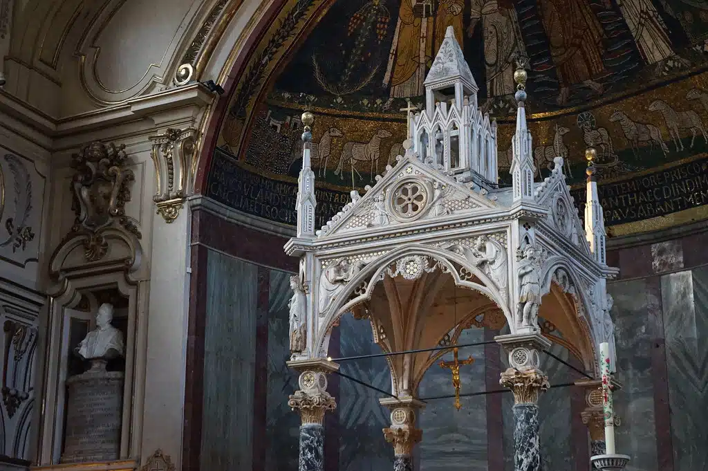 Ciborium dans l'église de Santa Cecilia in Trastevere à Rome.