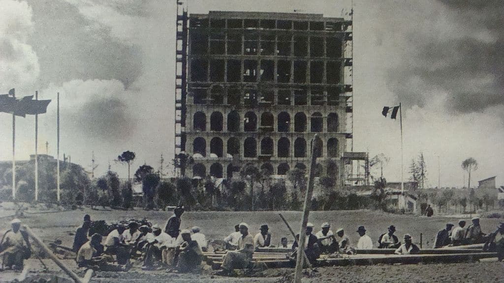 1940 : Construction du Palais du travail dans le quartier de l'EUR à Rome.