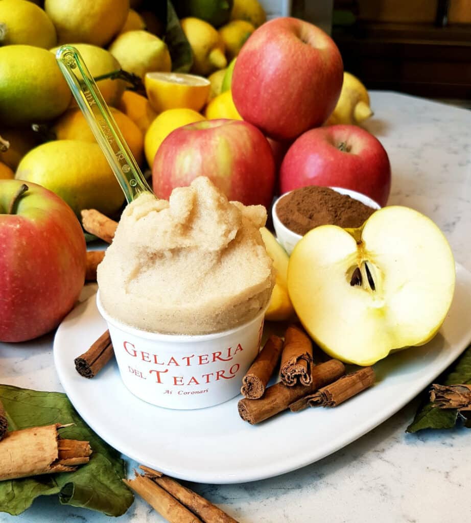 Glace pomme cannelle à la Gelateria del Teatro à Rome.