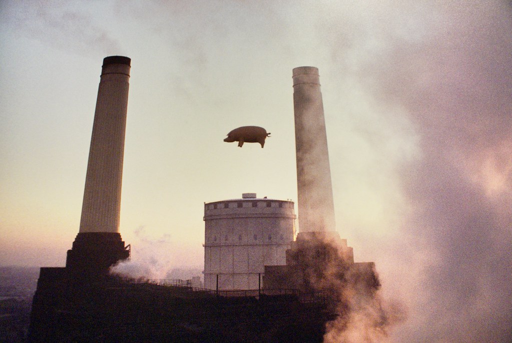 Expo Pink Floyd au Macro de Rome : Cochon de "Animals" survolant Battersea Park Station à Londres.