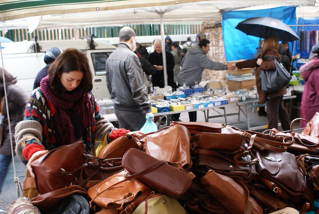 Marché aux puces le dimanche au Trastevere à Rome.