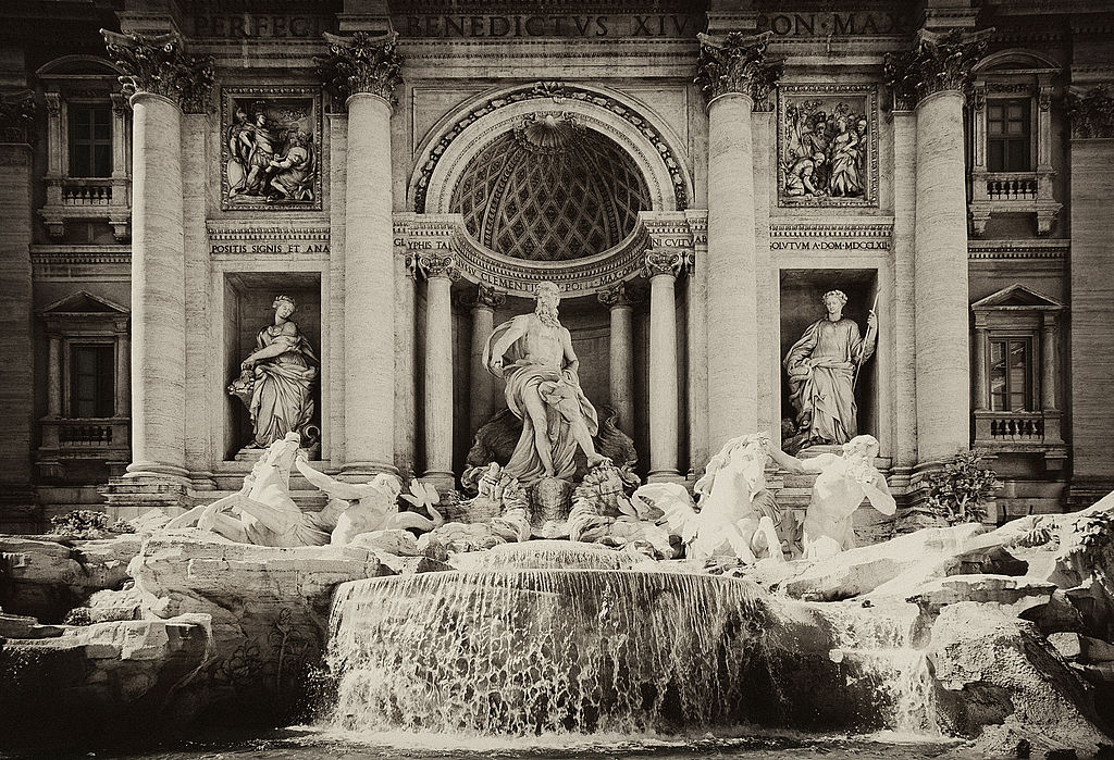 Fontaine de Trévi dans le quartier moderne de Rome - Photo de Carlos Guerrero
