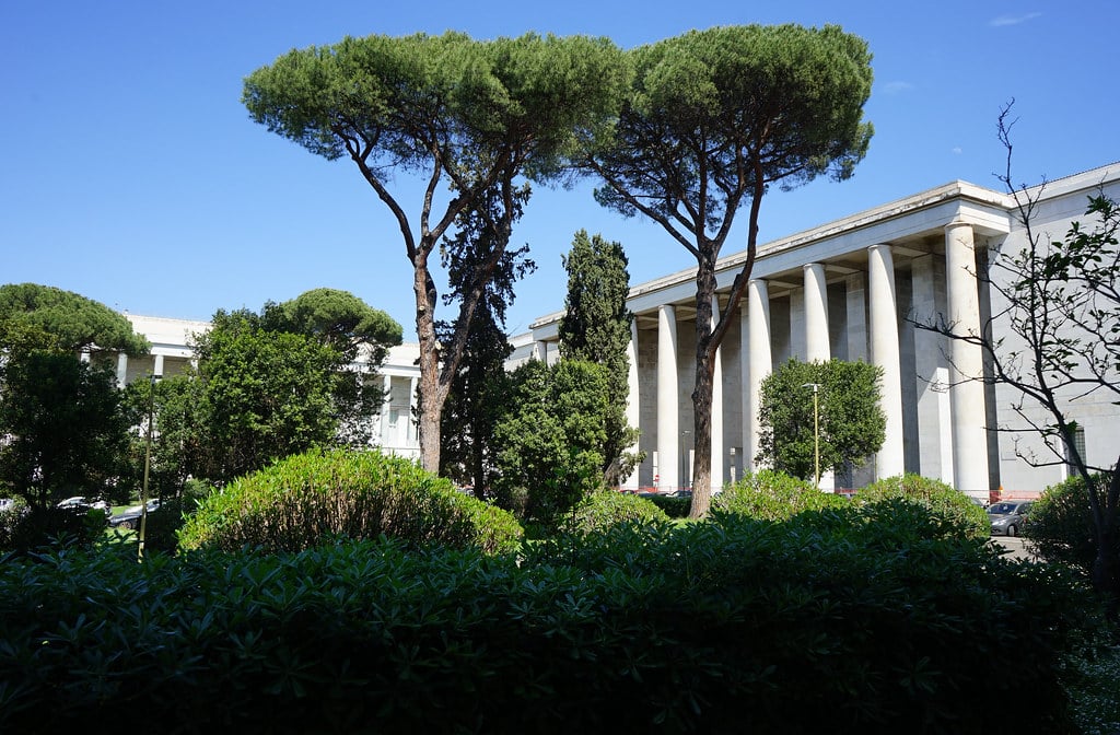 A la jonction du Musée des arts et traditions populaires de Rome et du Musée national préhistorique et ethnographique Luigi-Pigorini.
