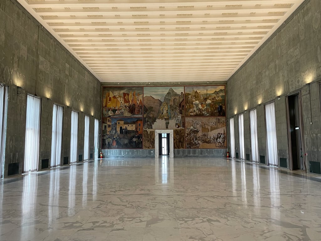 Salle avec fresques dans le Musée des arts et traditions populaires de Rome.