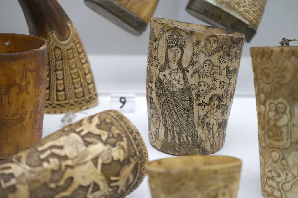 Verres en corne décorés de motifs religieux (Sardaigne) dans le Musée des arts et traditions populaires de Rome.