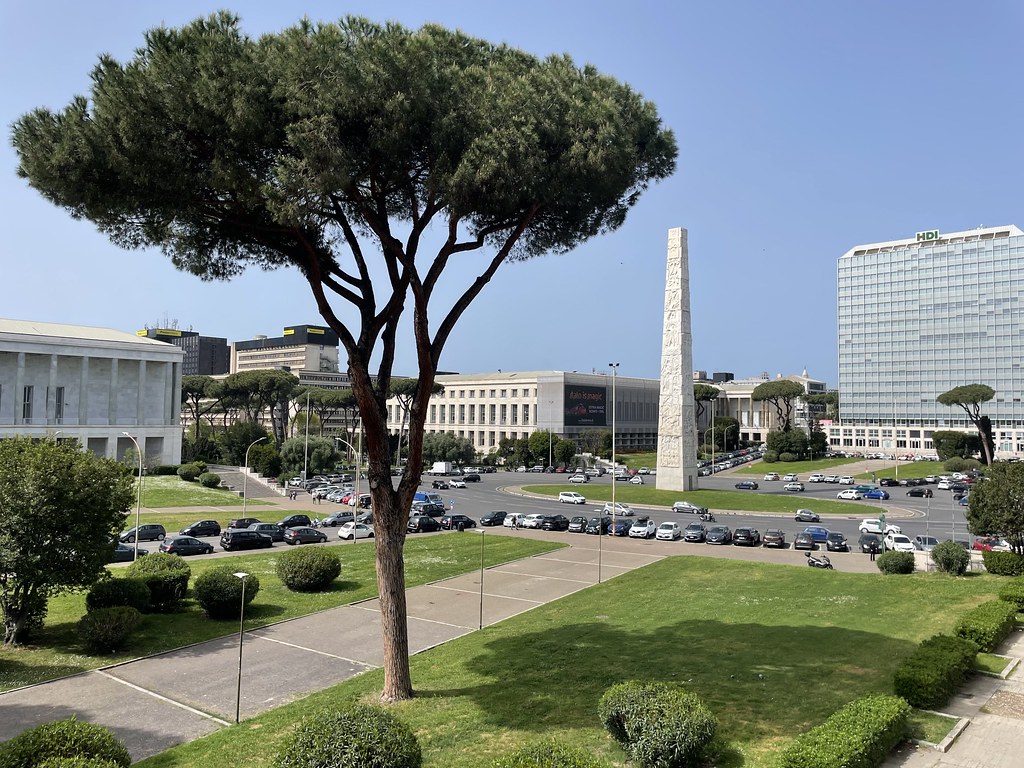 Vue sur l'Obélisque de Marconi depuis le Musée des arts et traditions populaires de Rome.