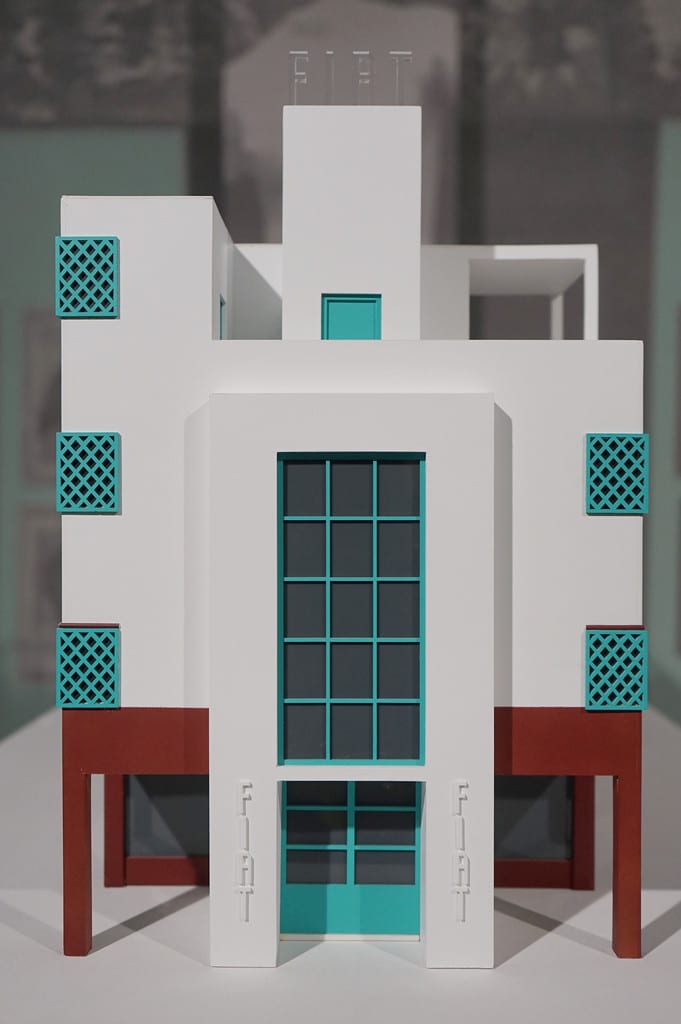 Maquette du siège de FIAT à Tripoli en Libye (architecte Carlo Enrico Rava) à l'ex Musée colonial dans le Musée national préhistorique et ethnographique Luigi-Pigorini à Rome.
