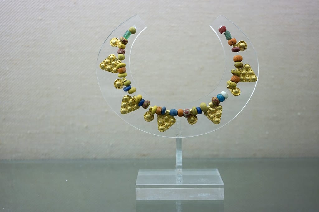 Collier en or dans le Musée du Haut moyen-Age du Musée national préhistorique et ethnographique Luigi-Pigorini à Rome.