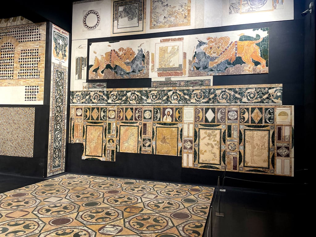 Opus Sectile dans le Musée du Haut moyen-Age du Musée national préhistorique et ethnographique Luigi-Pigorini à Rome.