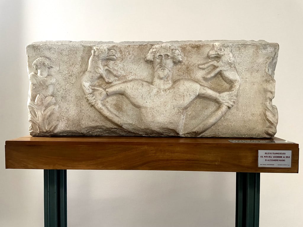 Sculpture de toute beauté dans le Musée du Haut moyen-Age du Musée national préhistorique et ethnographique Luigi-Pigorini à Rome.