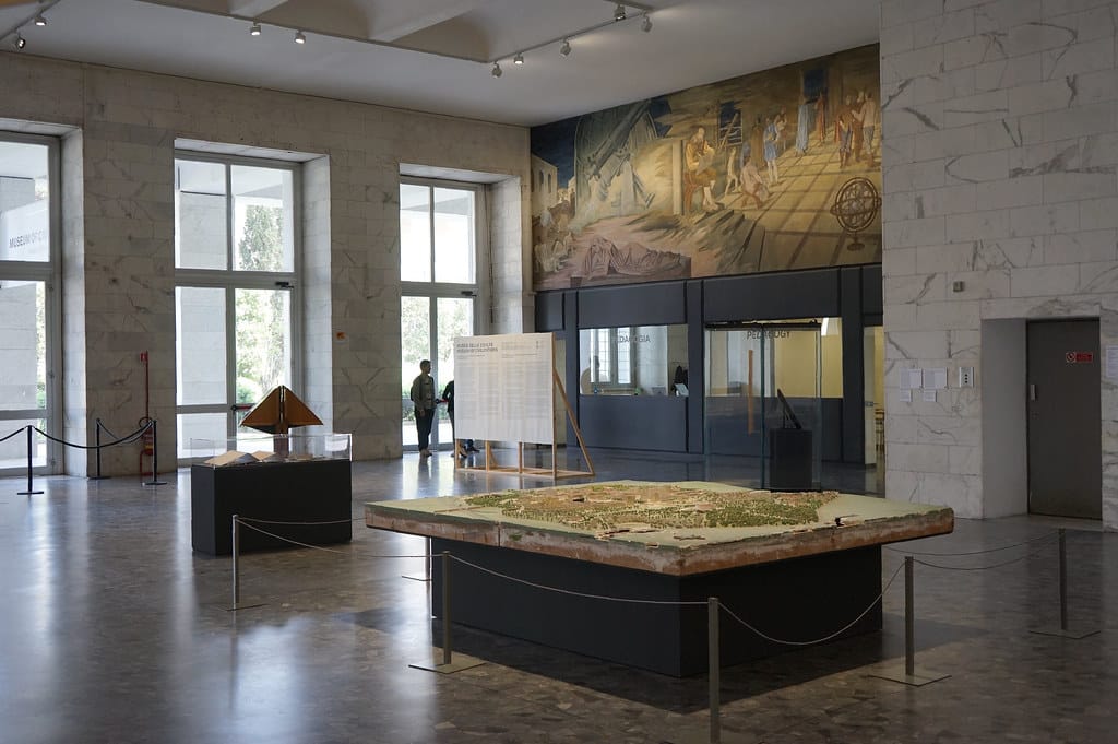Dans le hall d'entrée du Musée national préhistorique et ethnographique Luigi-Pigorini à Rome.