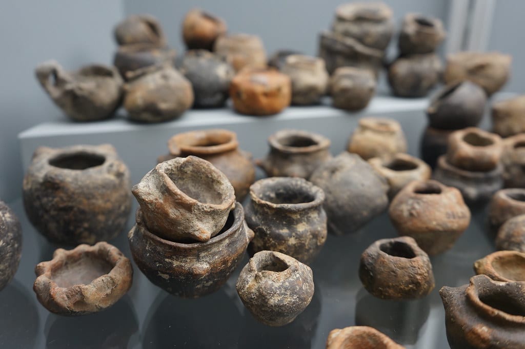 Petits bols en argile dans le Musée national préhistorique et ethnographique Luigi-Pigorini à Rome.
