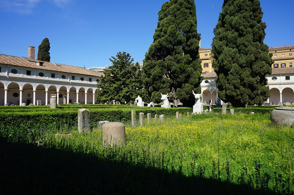Cloître de Michel-Ange dans le musée romain des Thermes de Diocletien à Rome.