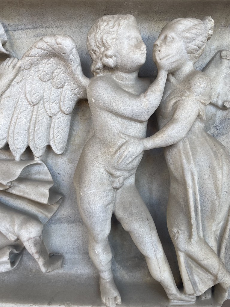Ange sur un sarcophage dans le cloître de Michel-Ange dans le musée romain des Thermes de Diocletien à Rome.