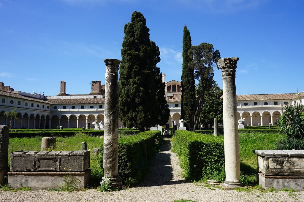 Cloître de Michel-Ange dans le musée romain des Thermes de Diocletien à Rome.