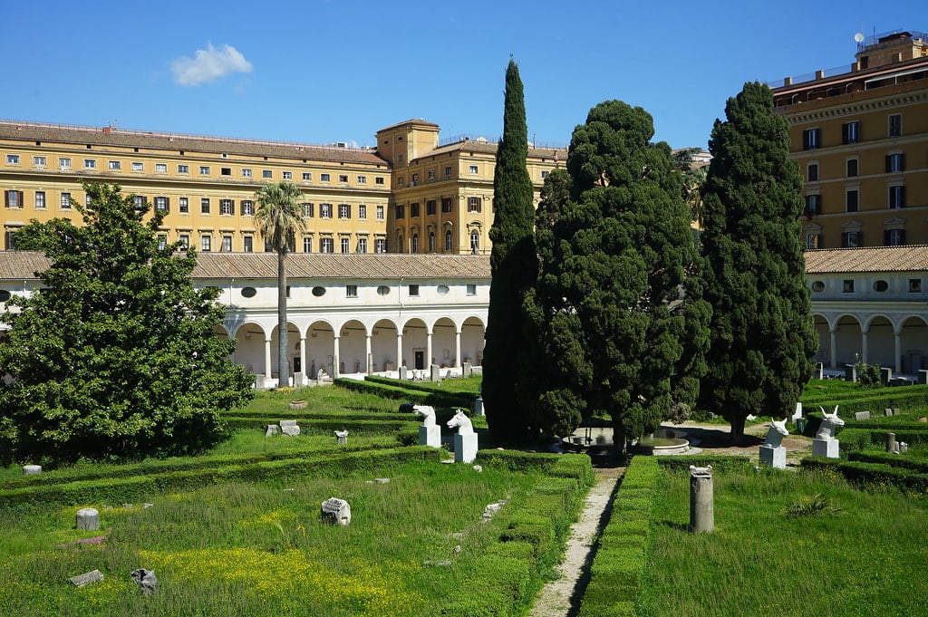 Cloître de Michel-Ange dans le musée romain des Thermes de Diocletien à Rome.
