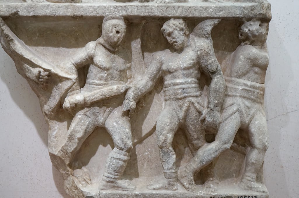 Gladiateur et épigraphe dans le musée romain des Thermes de Diocletien à Rome.