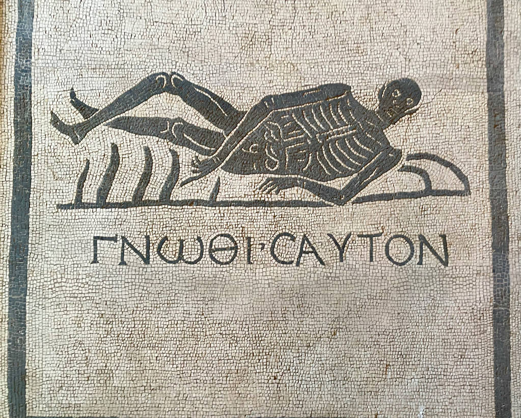Mosaïque Gnothi seauton ou "connais-toi, toi même" dans le musée romain des Thermes de Diocletien à Rome.