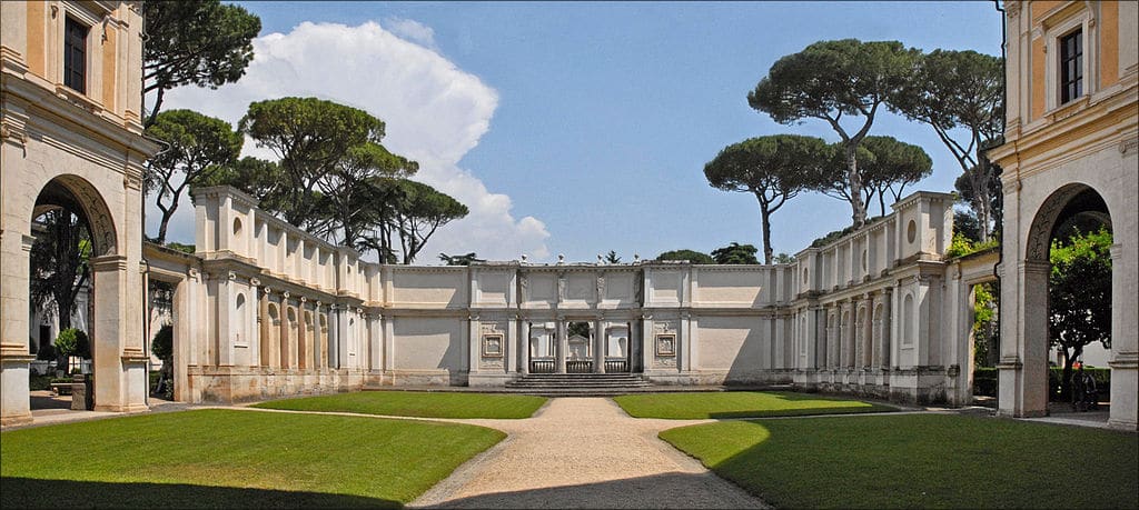 Dans la cour de la Villa Giulia, musée d'art étrusque dans le parc Borghese à Rome - Photo Jean Pierre Dalbéra