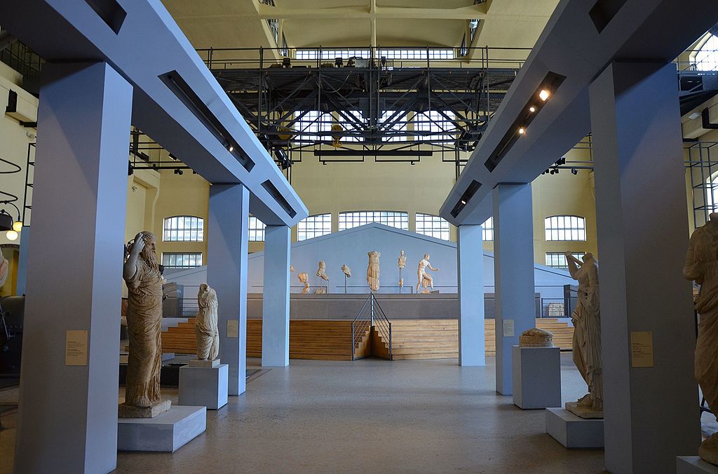 Centrale Montemartini à Rome : Vieilles machines et sculptures romaines. Un contraste superbe. Photo de Carole Raddato