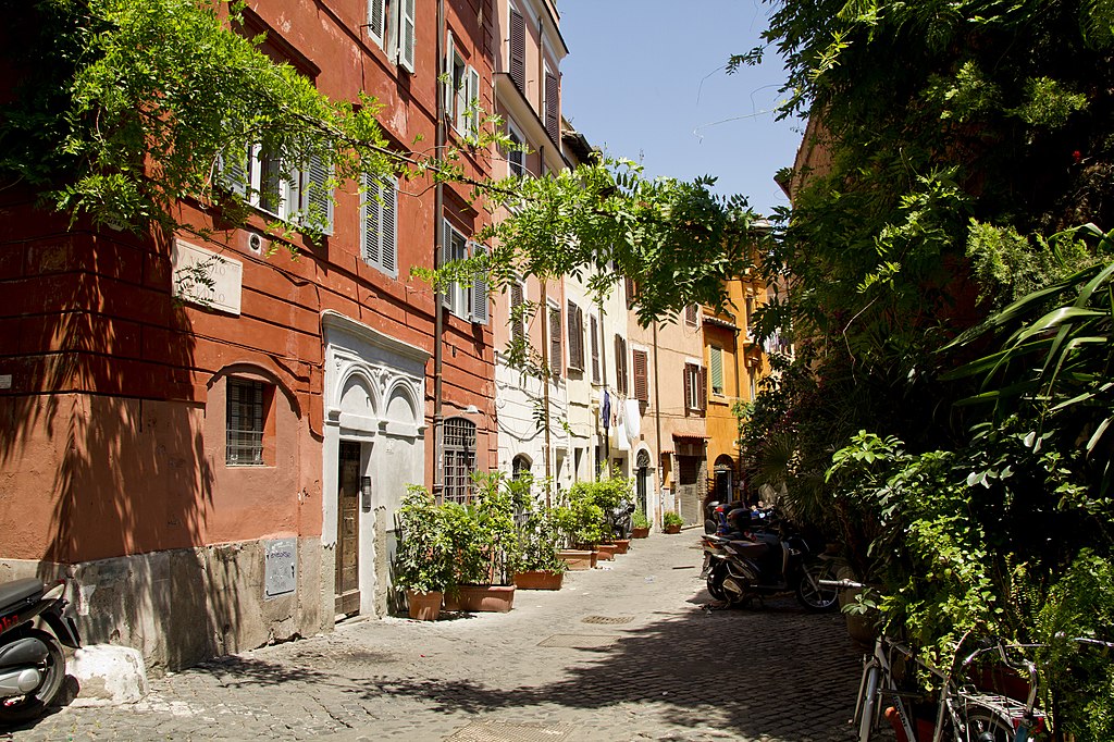 > Ruelle fleurie du quartier du Trastevere à Rome - Photo de trolvag