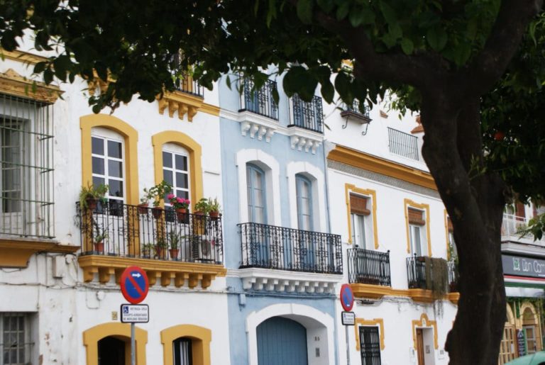 > Façades dans le quartier de Triana à Séville en bordure du fleuve Gadalquivir.