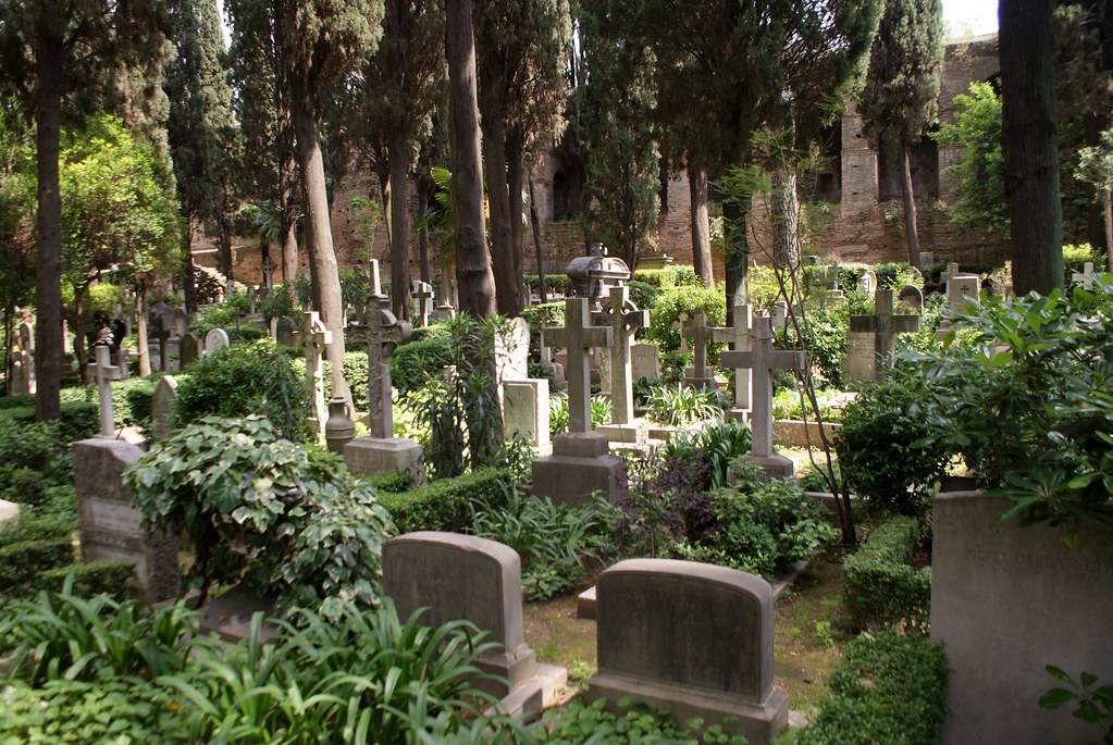 Dans le cimetière protestant de Rome dans le quartier de Testaccio.