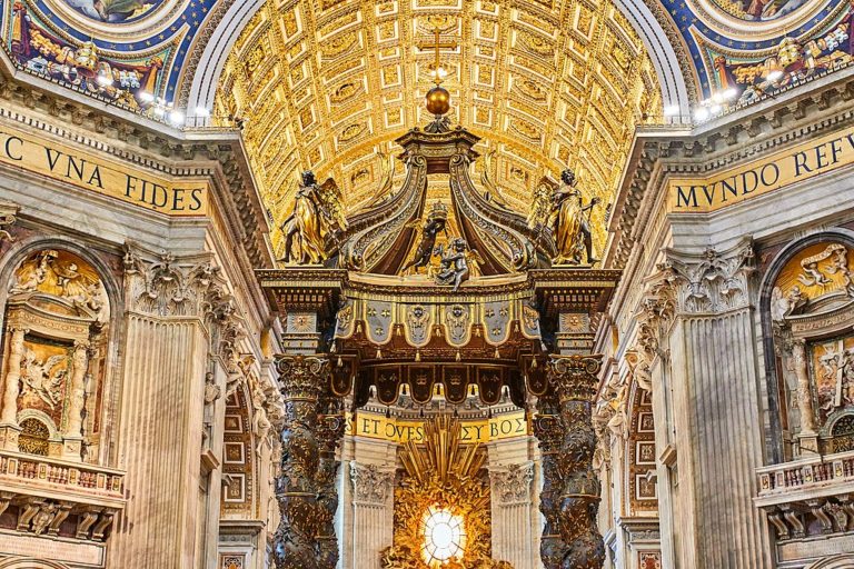 Dans la Basilique Saint Pierre du Vatican à Rome - Photo de Mathew Schwartz