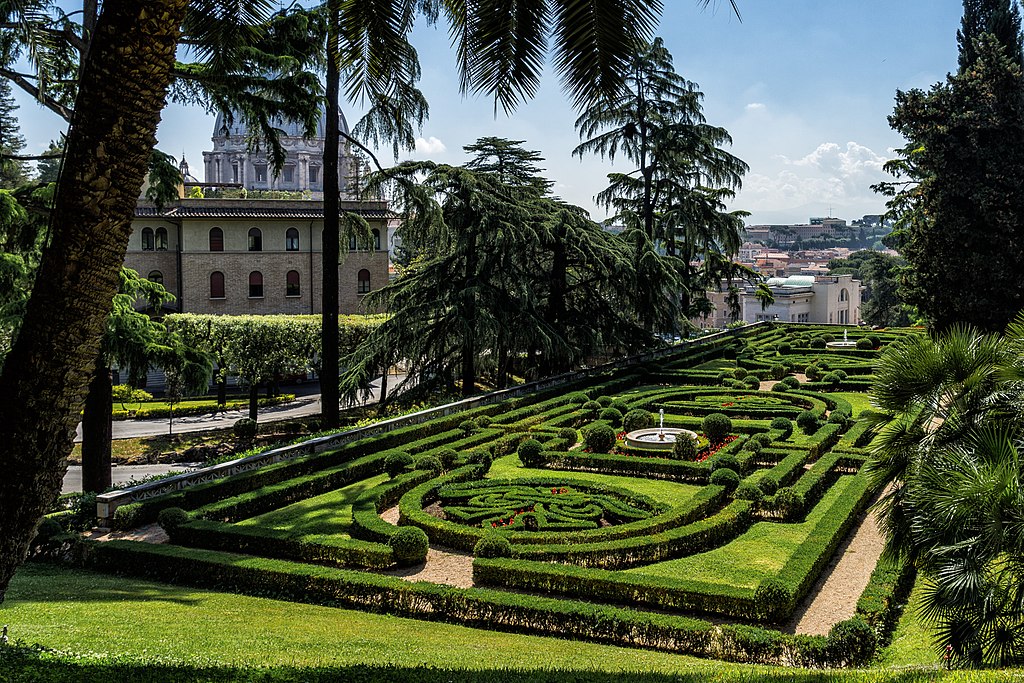 Vue sur les jardins du Vatican à Rome. Photo de Marco Rosanova