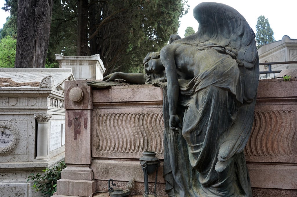 Statue d'ange au Cimetière Verano à Rome.