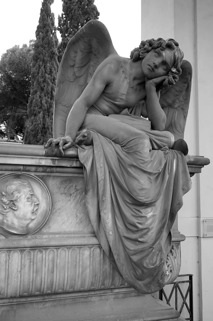 Statue d'ange au Cimetière Verano à Rome.