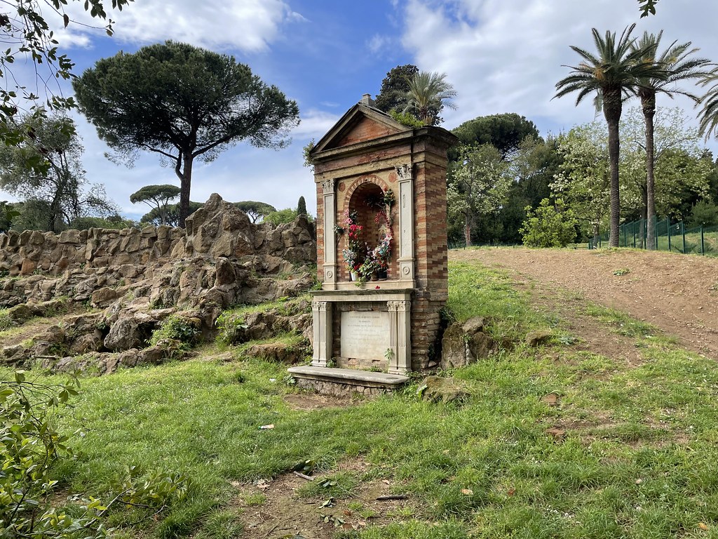 Autel dans le jardin de la Villa Torlonia à Rome.