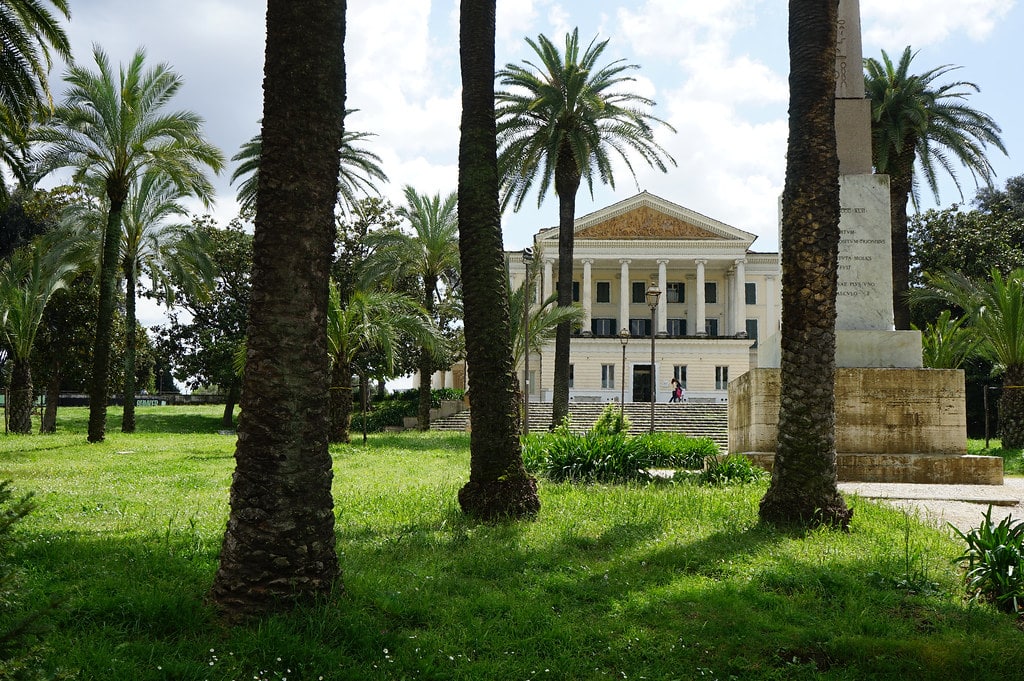 Vue sur le Casino Nobile à travers le jardin anglais de la Villa Torlonia à Rome.