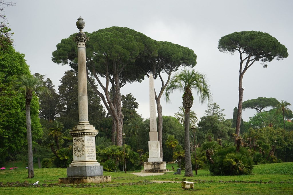 Obélisque dans le jardin de la Villa Torlonia à Rome (sous la pluie).