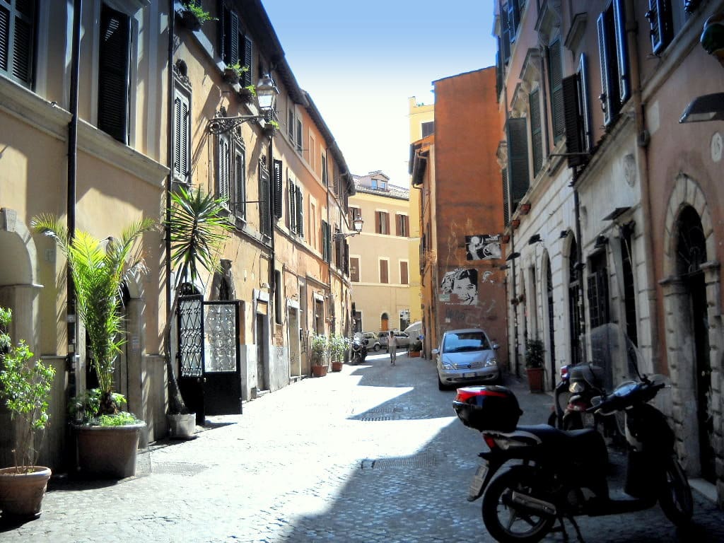 Rue paisible du quartier du Trastevere à Rome - Photo de Gobbler